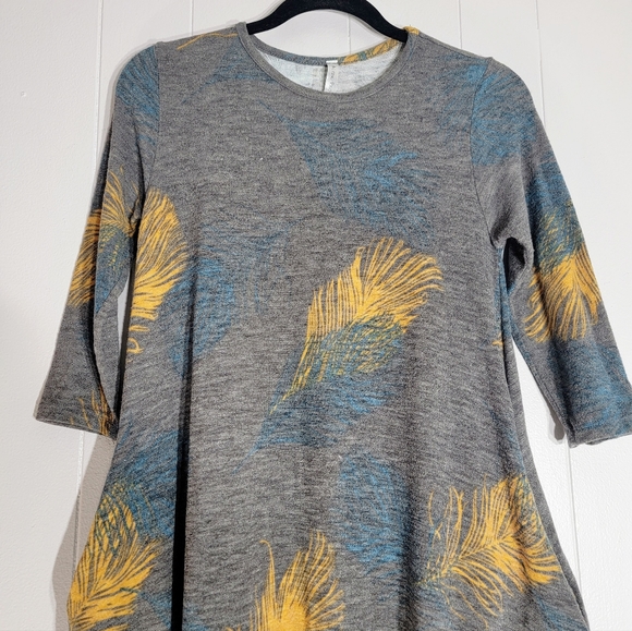 4/$20 Acting Pro 3/4 Sleeve Soft Knit Gray Feather Print Dress Small - Picture 2 of 7